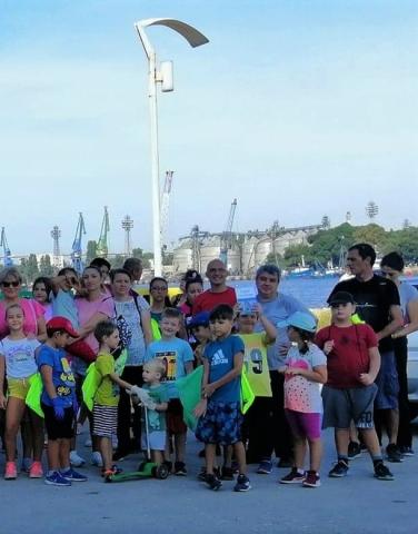 Young volunteers for Lets clean up